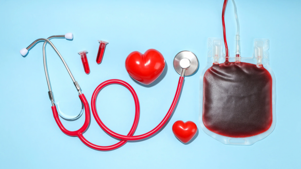 Stethoskop, Blutbeutel, rote Herzformen und Blutproben auf einem hellblauen Hintergrund, der die Pflege der körperlichen und seelischen Gesundheit bei Depressionen symbolisiert.