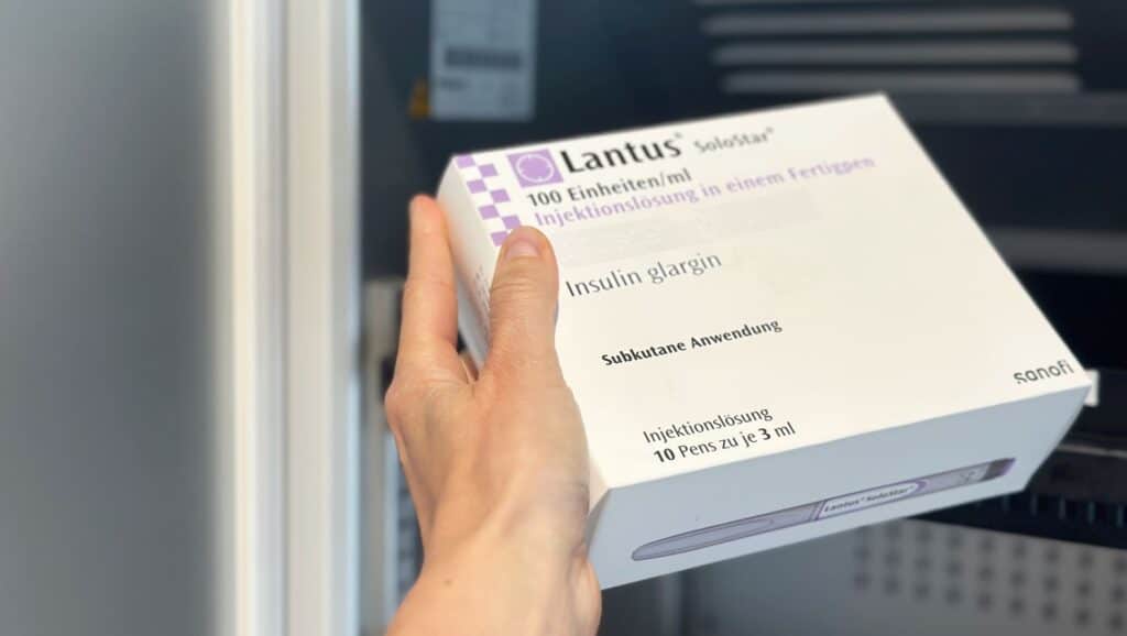 Medikament wird in den Kühlschrank gelegt