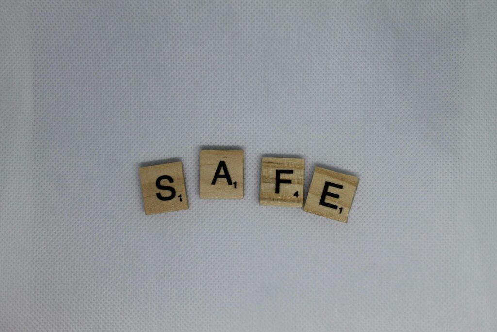 Bild mit Holzwürfeln auf denen Safe steht