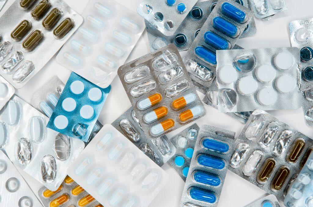 Tabletten und Kapseln liegen wild verstreut